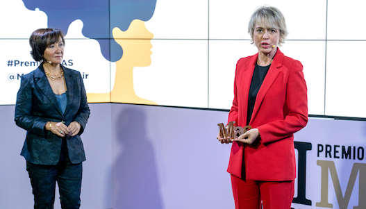 Carme Artigas agradece su premios, junto a Esther Valdivia, presidenta de Publicaciones Profesionales Carme Artigas agradece su premios, junto a Esther Valdivia, presidenta de Publicaciones Profesionales