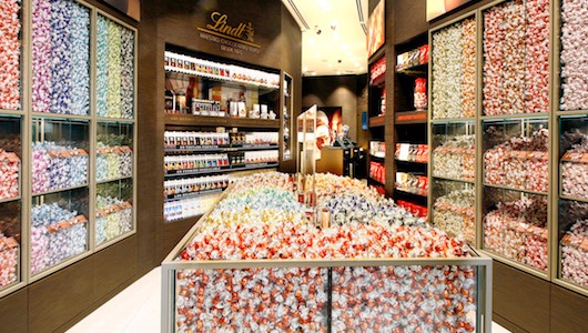 Interior de una tienda Lindt Interior de una tienda Lindt