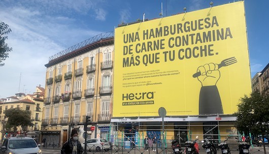 La lona está en el centro de Madrid y ha sido obra de &Rosàs La lona está en el centro de Madrid y ha sido obra de &Rosàs