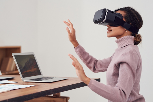 Fuente: https://www.pexels.com/ca-es/foto/persona-dona-tecnologia-joc-3183164/ Fuente: https://www.pexels.com/ca-es/foto/persona-dona-tecnologia-joc-3183164/