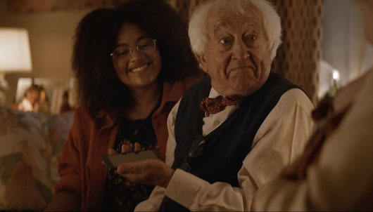 El protagonista del anuncio es un abuelo muy moderno El protagonista del anuncio es un abuelo muy moderno