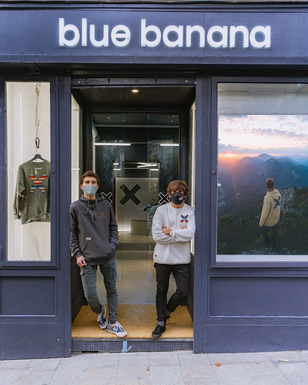 Los fundadores, en la puerta del nuevo establecimiento Los fundadores, en la puerta del nuevo establecimiento