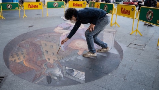 Como acción especial, el artista Eduardo Relero pinta un ninot en el suelo de la Estación del Norte de Valencia Como acción especial, el artista Eduardo Relero pinta un ninot en el suelo de la Estación del Norte de Valencia