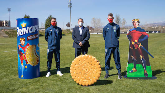 Los jugadores David De Gea y Ferrán Torres, con Miguel Ángel Sánchez, director general de Mondelēz International en Iberia 