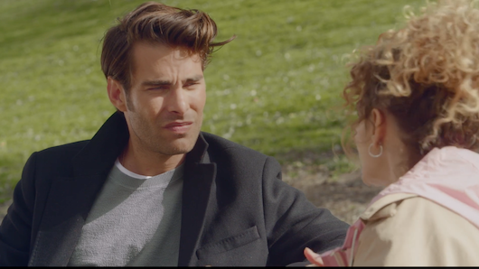 Jon Kortajarena habla con Esther Acebo en el primer episodio