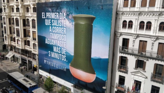 La campaña dio comienzo con esta lona que se sitúa en Gran Vía, 14 (Madrid)