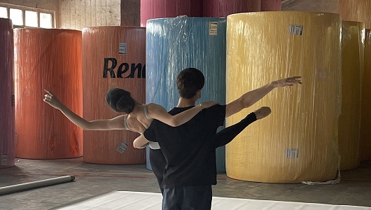 Renova transforma su fábrica en un escenario de ballet Renova transforma su fábrica en un escenario de ballet