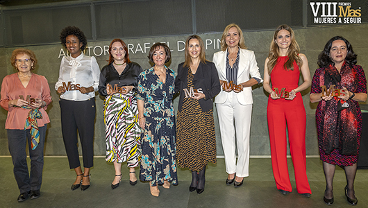 Las ganadoras de los premios Mujeres A Seguir, junto a Esther Valdivia, presidenta de Publicaciones Profesionales