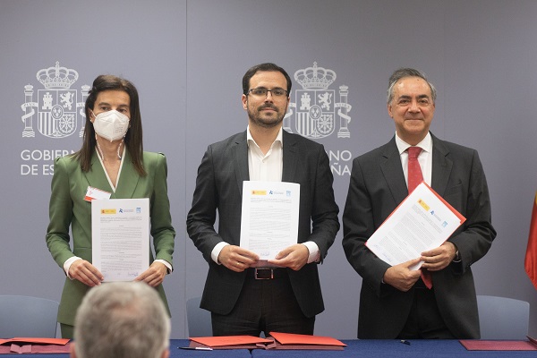 Marta Salmón, presidenta de la AEFJ; Alberto Garzón, ministro de Consumo; y  José Domingo Gómez Castallo, director de Autocontrol