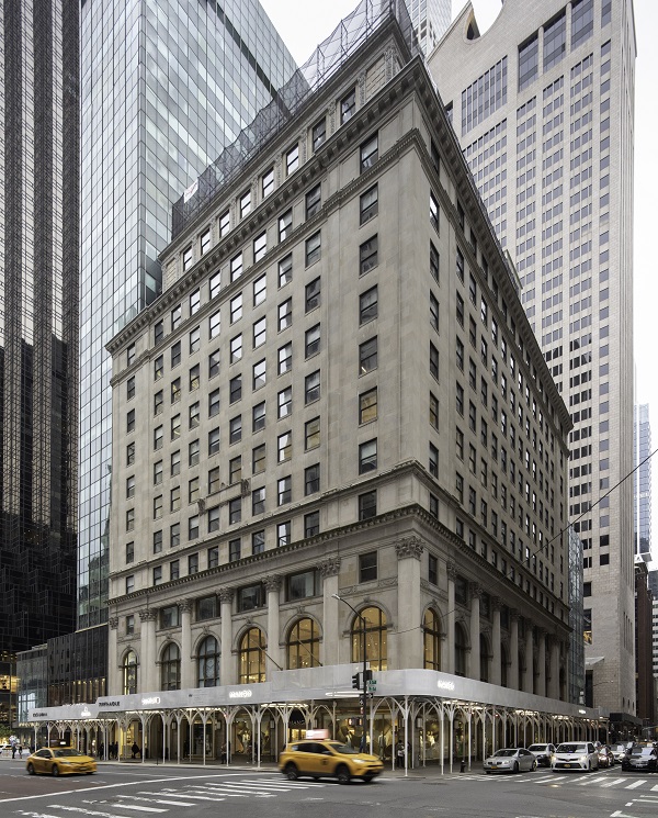 La tienda está emplazada en el edificio Grande Dame de la mítica avenida neoyorquina, un inmueble histórico de finales de 1920 que en el pasado albergó la sede de importantes compañías como NBC, Columbia Pictures y Coca-Cola.