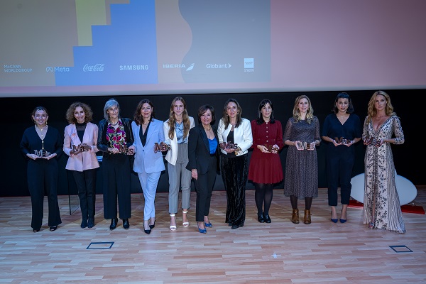 Las ganadoras, junto a Esther Valdivia, CEO de Publicaciones Profesionales