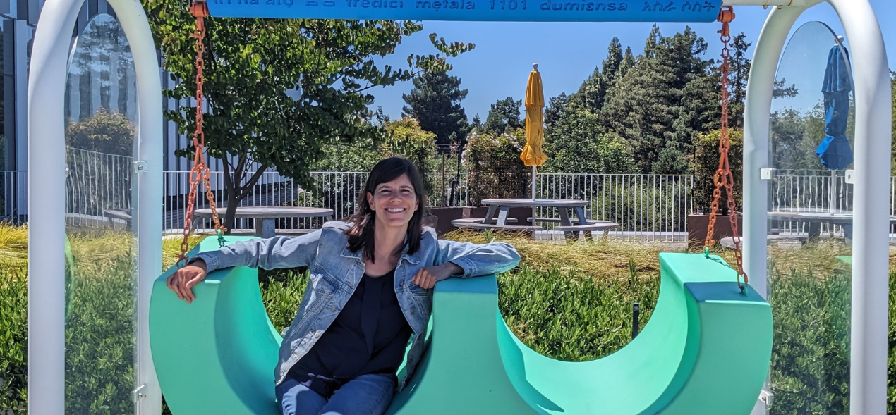 María García Puyol, junto a la famosa estatua de Android 13 en el cuartel general de Google en Mountain View.