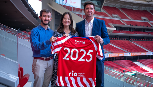 Imagen de la firma del patrocinio entre Emma y Atlético de Madrid