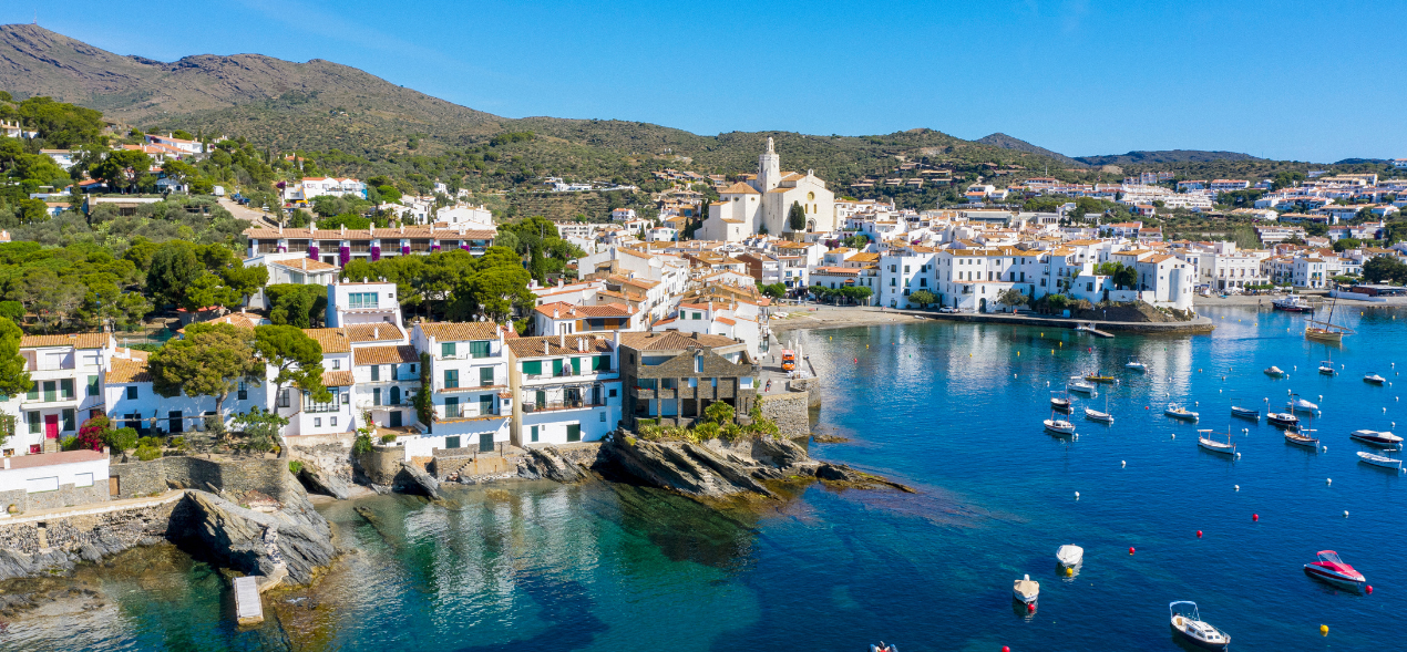 Cadaqués es una de las localidades más famosos de la Costa Brava. Foto: Canva.