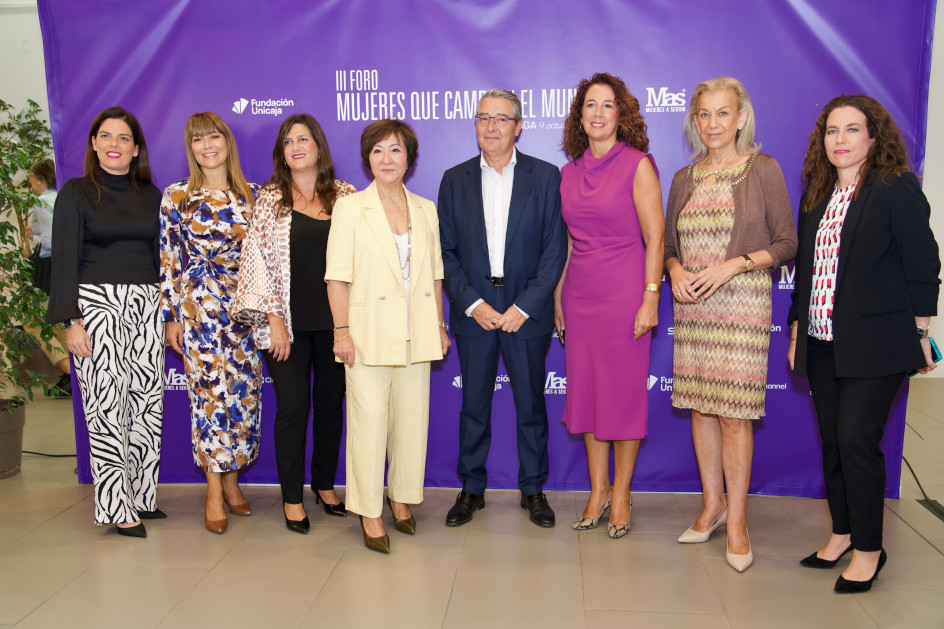 Esther Valdivia, junto con las autoridades que inauguraron el foro