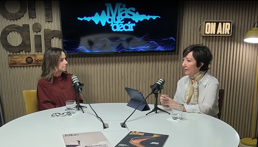 Elisa Brustoloni, a la izquierda, y Esther Valdivia, a la derecha, en la grabación del primer episodio