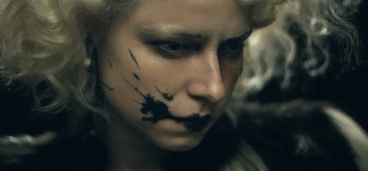 Jessie Buckley es la 'novia' de Frankenstein en la reinterpretación del mito que hace Maggie Gyllenhaal. 