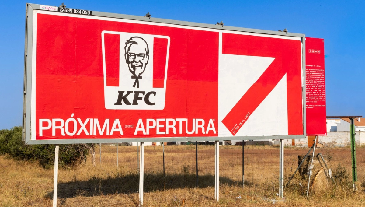 Valla publicitaria de KFC inspirada en la conversación de un usuario de X