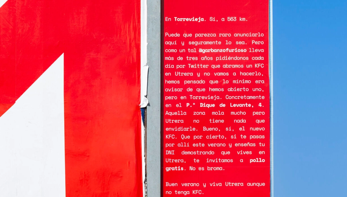 Campaña OOH de KFC que traslada una conversación de redes sociales al espacio público