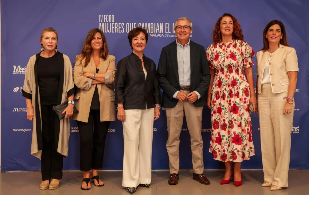 Esther Valdivia, en el centro, con el presidente de la Diputación, Francisco Salado, y el resto de autoridades que acudieron al evento