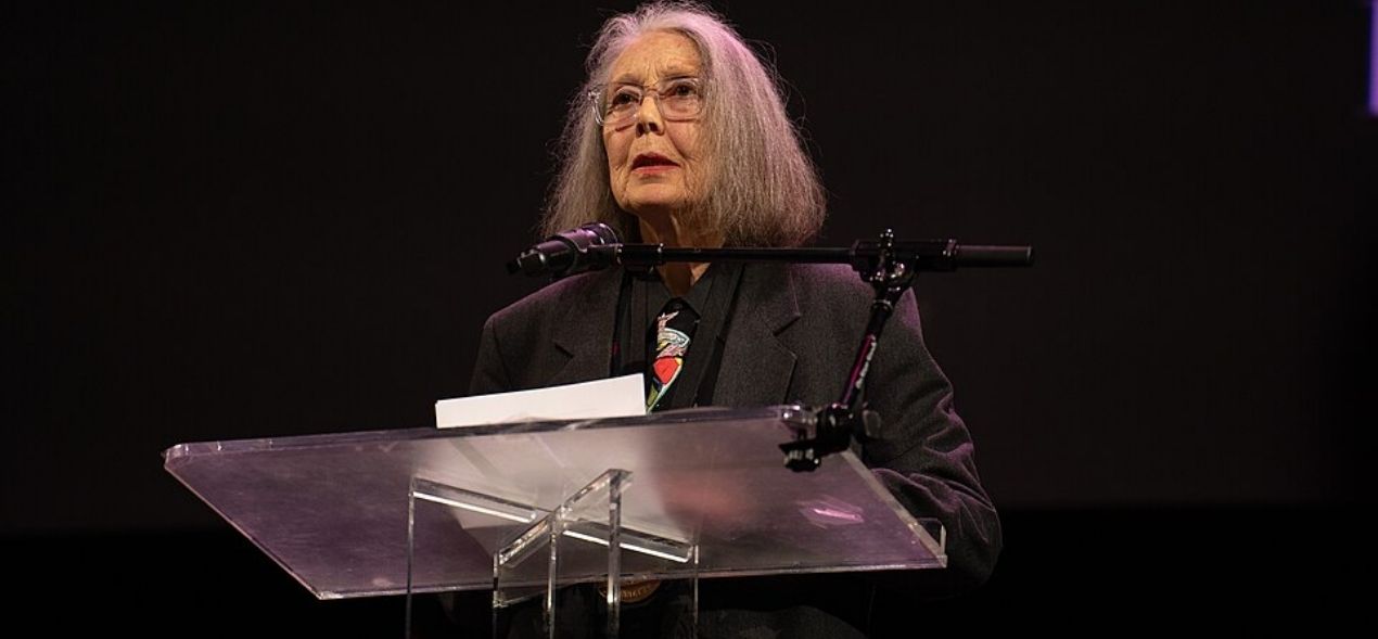 Anne Carson, en un evento en Nueva York en 2024. Foto Wikimedia Commons.