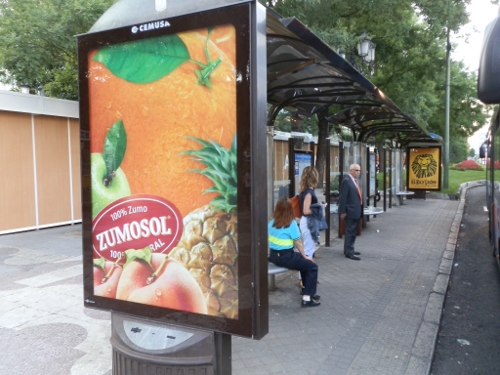 Exterior: marquesinas con olor a naranjas para relanzar Zumosol, Marcas