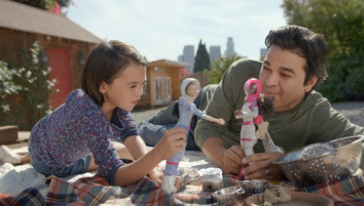 Una imagen de una campaña de Mattel en la que los padres salen jugando a las muñecas Una imagen de una campaña de Mattel en la que los padres salen jugando a las muñecas