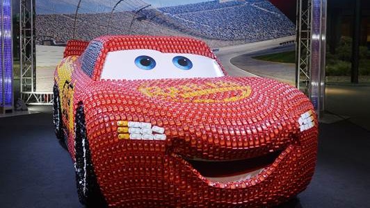 dueña Oficiales hueco Mattel y Disney Pixar recrean a Rayo McQueen en tamaño real, recubierto de  6.000 coches a escala | Marcas | MarketingNews