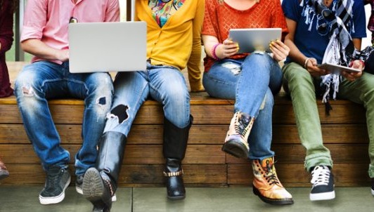 El informe indica también que una gran parte del crecimiento de la publicidad en internet proviene actualmente de pequeñas empresas, como tiendas locales, restaurantes y negocios asociados a ocio y tiempo libre El informe indica también que una gran parte del crecimiento de la publicidad en internet proviene actualmente de pequeñas empresas, como tiendas locales, restaurantes y negocios asociados a ocio y tiempo libre